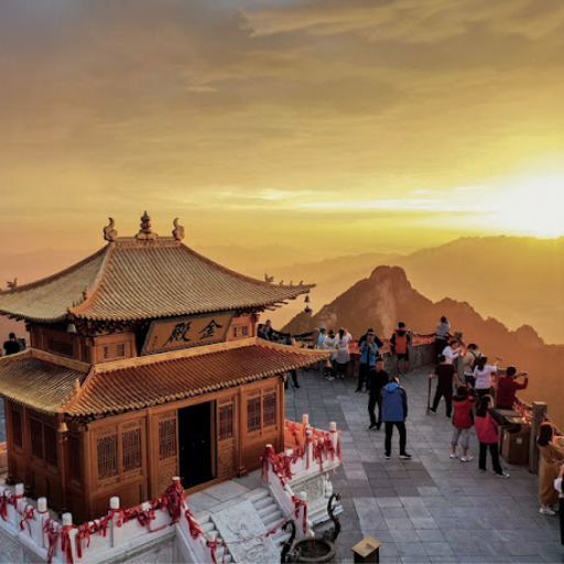 What are the main attractions at Baiyun Mountain