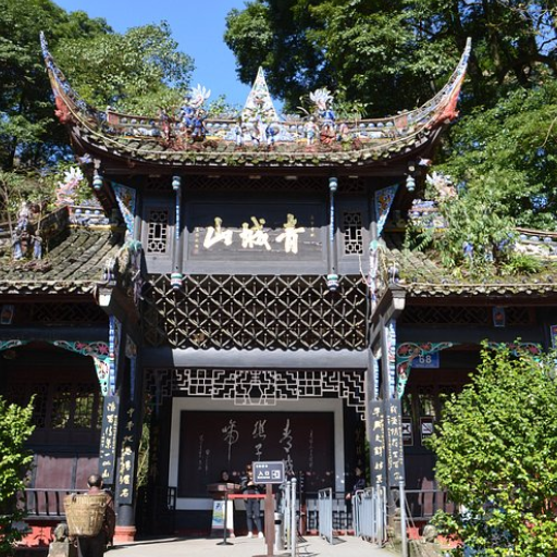 Which temples and religious sites are worth visiting in Chengdu?