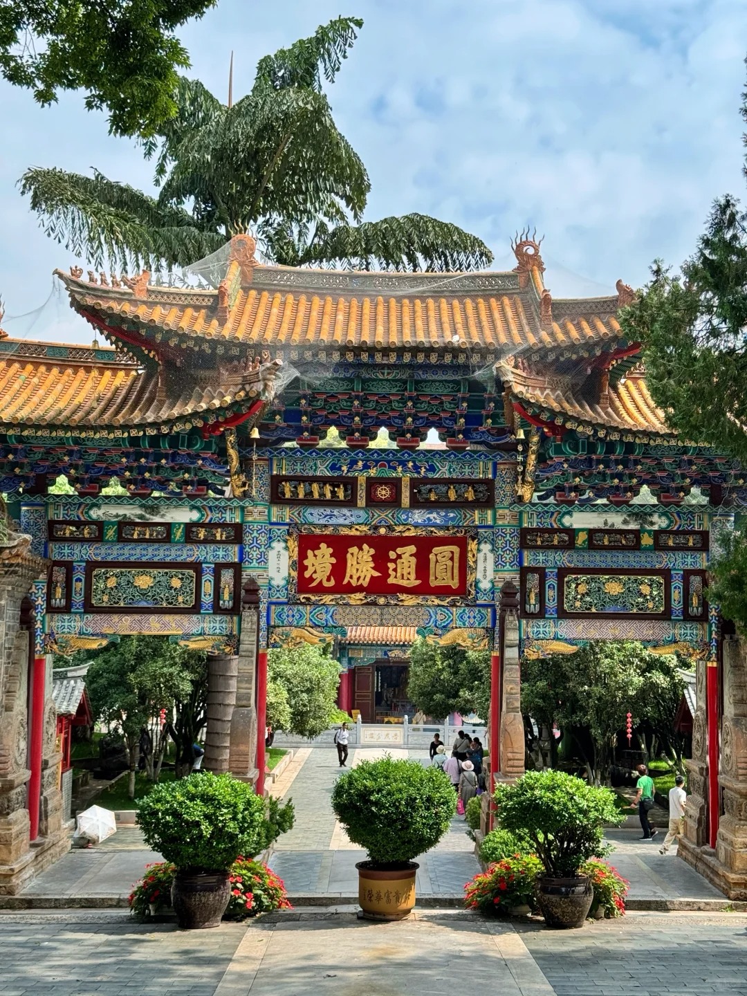 Gate of Yuantong Temple