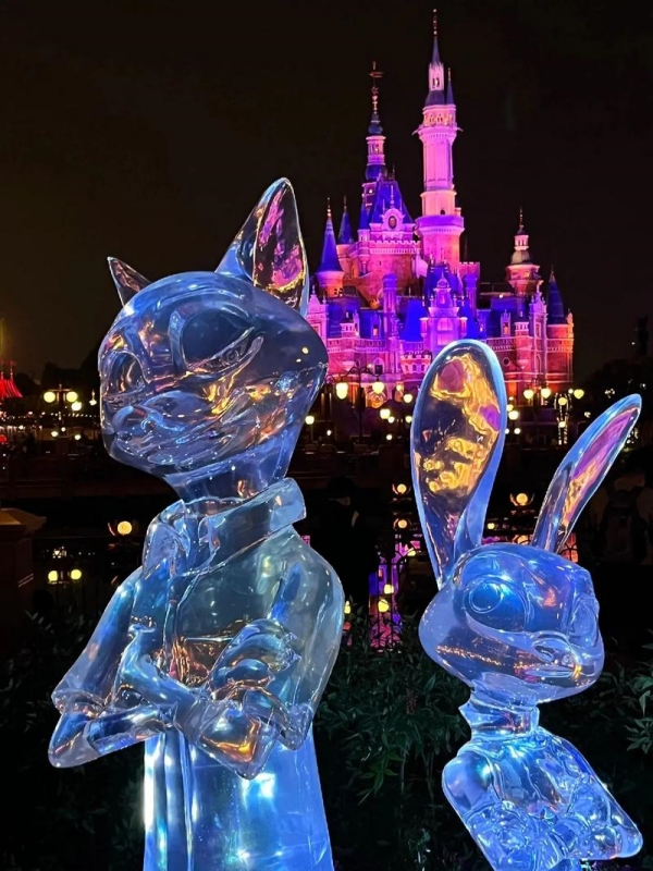 Disney character Snow Statue