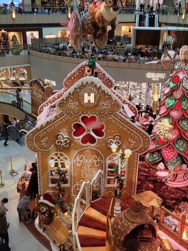 LANDMARK Christmas Display