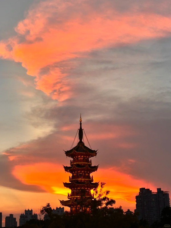 Dusk Time of Longhua Temple