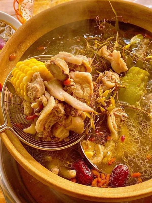 Stewed Chicken with Fresh Ginseng and Fish Maw