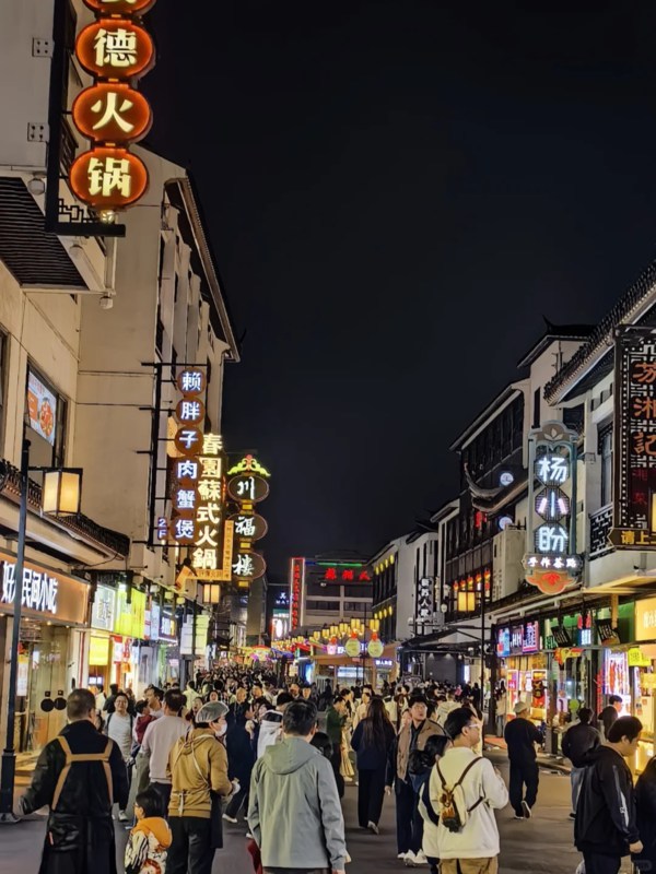 Crowds in Guanqian Street