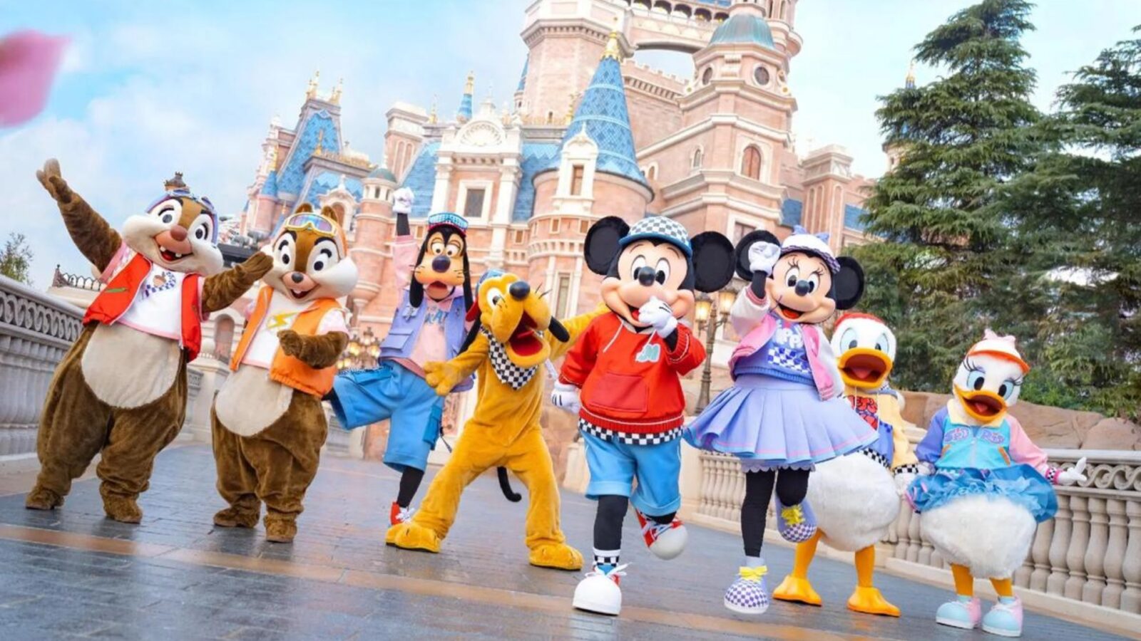 Lively Family Outing to Shanghai Disney Resort on Children's Day
