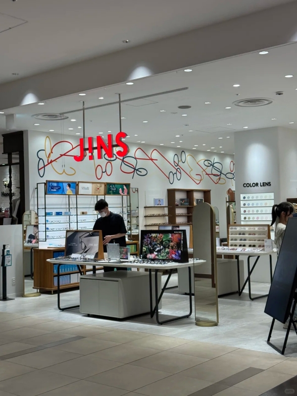 JINS Brick-and-Mortar Eyewear Shop
