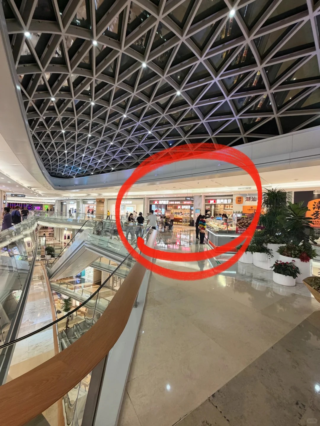 Dining and Entertainment Floors