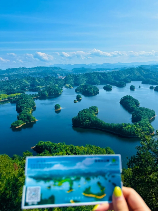 Lake of a Thousand Islands, China