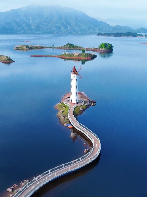 Lake of a Thousand Islands, China